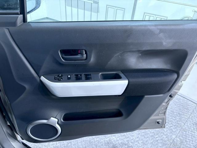 フレアクロスオーバー ＸＳ　ＥＴＣ　バックカメラ　ナビ　ＴＶ　衝突被害軽減システム　オートライト　ＨＩＤ　スマートキー　アイドリングストップ　電動格納ミラー　シートヒーター　ベンチシート　ＣＶＴ　ＡＢＳ　ＥＳＣ　ＣＤ　ＤＶＤ再生（49枚目）