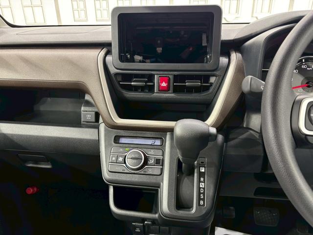 ムーヴ Ｘ　バックカメラ　両側スライド・片側電動　クリアランスソナー　レーンアシスト　衝突被害軽減システム　オートライト　ＬＥＤヘッドランプ　スマートキー　アイドリングストップ　電動格納ミラー　ベンチシート（8枚目）