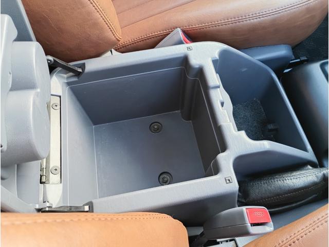 ランドクルーザープラド TX パッケージIII☆4WD☆禁煙☆修復歴無☆ ☆ムーンルーフ動作確認済☆ヴィンテージレザー調シートカバー☆ETC☆ルーフレール☆社外グリル&ヘッドライト☆DEANクロスカントリー&BFグッドリッチホワイトレター☆(26枚目)