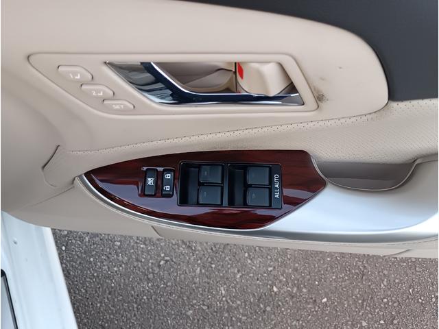 クラウン ロイヤルサルーンi-Four Uパッケージ☆4WD☆ ☆サンルーフ☆メーカーナビ☆フルセグTV☆Bluetooth☆バックカメラ☆本革シート☆パワーシート☆シートベンチレーション☆シートヒーター☆スマートキー2個☆プッシュスタート☆ドラレコ☆ETC☆(45枚目)