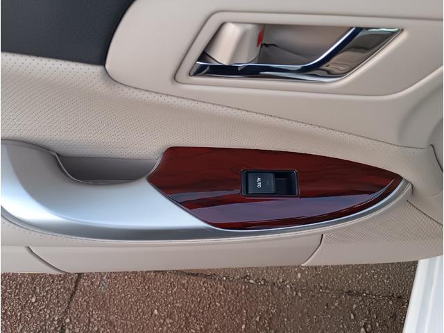 クラウン ロイヤルサルーンi-Four Uパッケージ☆4WD☆ ☆サンルーフ☆メーカーナビ☆フルセグTV☆Bluetooth☆バックカメラ☆本革シート☆パワーシート☆シートベンチレーション☆シートヒーター☆スマートキー2個☆プッシュスタート☆ドラレコ☆ETC☆(66枚目)