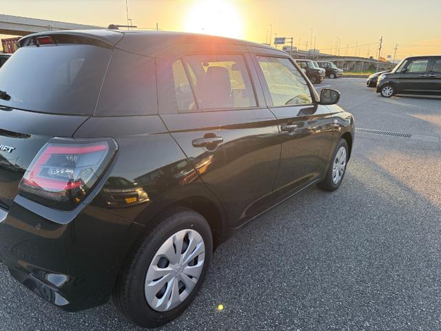 スイフト XG 登録済未使用車 スマートキー オートエアコン 盗難防止 サイドエアバッグ 電動格納式ドアミラー 横滑り防止 パワーステアリング パワーウインドウ エアコン エアバッグ ABS オートライト キーフリー(26枚目)