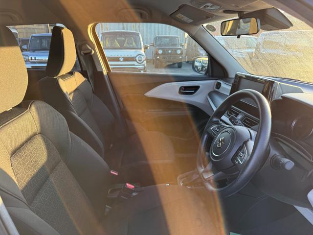 スイフト XG 登録済未使用車 スマートキー オートエアコン 盗難防止 サイドエアバッグ 電動格納式ドアミラー 横滑り防止 パワーステアリング パワーウインドウ エアコン エアバッグ ABS オートライト キーフリー(39枚目)