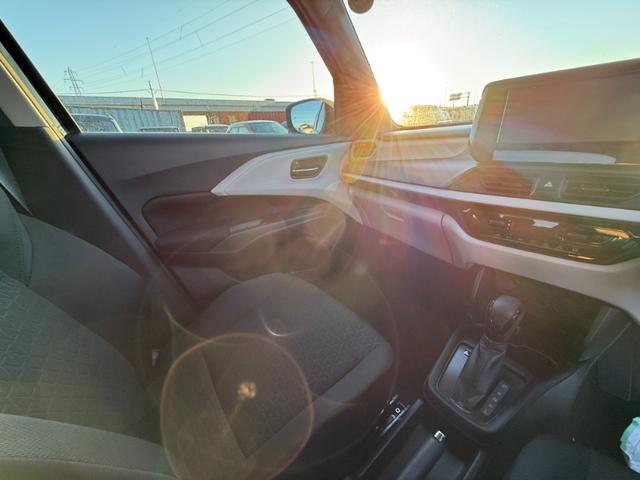 スイフト XG 登録済未使用車 スマートキー オートエアコン 盗難防止 サイドエアバッグ 電動格納式ドアミラー 横滑り防止 パワーステアリング パワーウインドウ エアコン エアバッグ ABS オートライト キーフリー(43枚目)