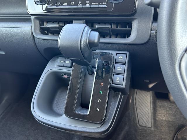 シエンタ 　オートエアコン　横滑り防止装置　オートライト　プッシュスタート　片側電動スライドドア　電動格納ミラー（32枚目）