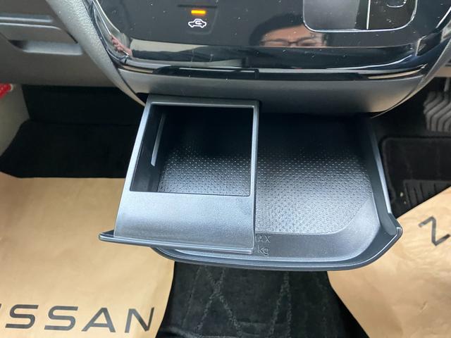 デイズ Ｘ　衝突被害軽減システム　盗難防止システム　ＣＶＴ　オートライト　アイドリングストップ　バックカメラ　オートエアコン　スマートキー（34枚目）