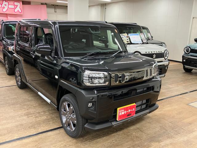 タフト Ｇ　ダーククロムベンチャー　届出済未使用車　衝突被害軽減システム　盗難防止システム　ＣＶＴ　オートライト　アイドリングストップ　バックカメラ　シートヒーター　オートエアコン　ＬＥＤヘッドライト　スマートキー　純正ＡＷホイール（5枚目）