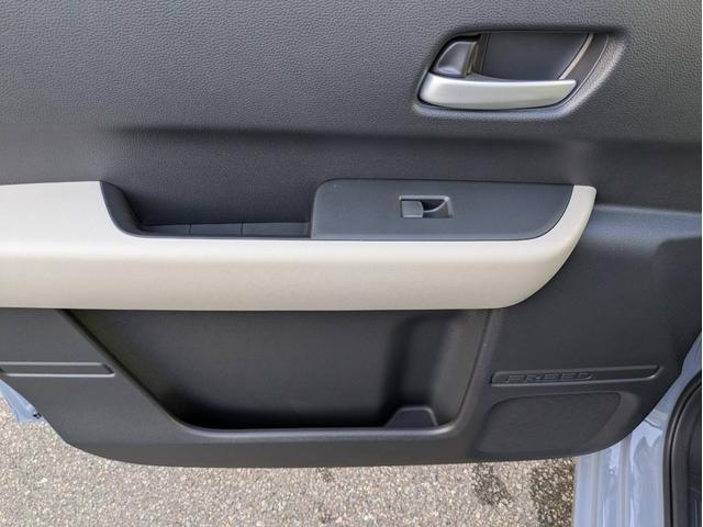 フリード e:HEVエアー 衝突被害軽減システム 盗難防止システム CVT オートライト アイドリングストップ バックカメラ オートエアコン LEDヘッドライト スマートキー 両側電動スライドドア クルーズコントロール(52枚目)