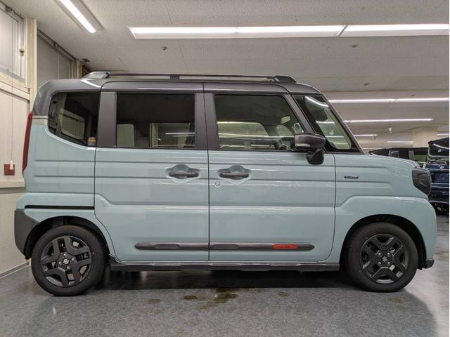 スペーシアギア ハイブリッドＸＺ　届出済未使用車　衝突被害軽減システム　盗難防止システム　アイドリングストップ　シートヒーター　オートエアコン　ＬＥＤヘッドライト　クルーズコントロール　スマートキー　両側電動スライド　純正ＡＷホイール（8枚目）