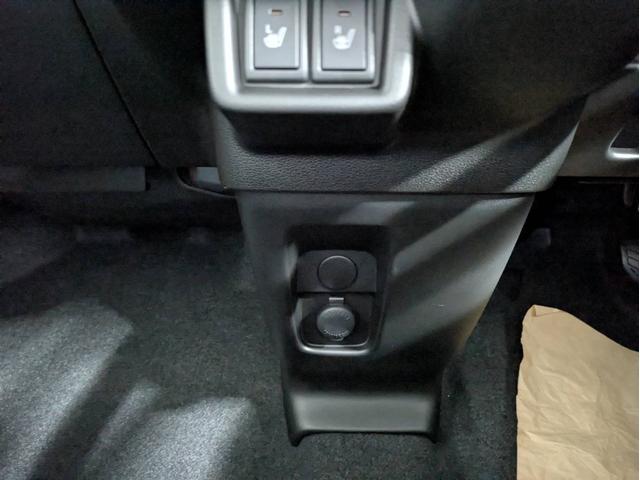 スペーシアギア ハイブリッドＸＺ　届出済未使用車　衝突被害軽減システム　盗難防止システム　アイドリングストップ　シートヒーター　オートエアコン　ＬＥＤヘッドライト　クルーズコントロール　スマートキー　両側電動スライド　純正ＡＷホイール（42枚目）