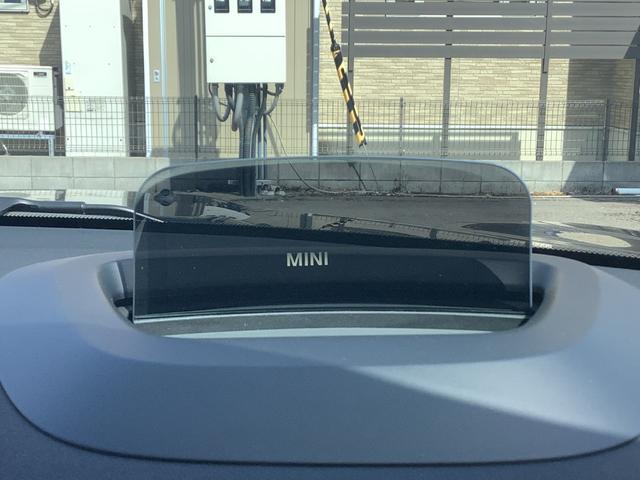 ＭＩＮＩ ジョンクーパーワークス　クロスオーバー　ＪＣＷトリム　追従クルコン／ＡｐｐｌｅＣａｒｐｌａｙ／シートヒーター／バックカメラ／ヘッドアップディスプレイ／純正１９インチＡＷ（16枚目）