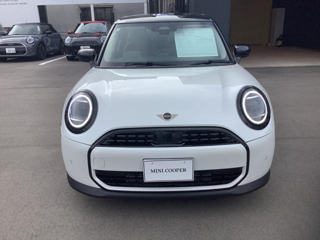 ＭＩＮＩ クーパーＣ　クラシック・トリム　弊社デモカー／フルスクリーンタッチディスプレイ／シートヒーター／ハンドルヒーター／運転支援／駐車支援／バックカメラ／コーナーセンサー／純正１６インチＡＷ／ＥＴＣ（3枚目）
