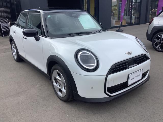 ＭＩＮＩ クーパーＣ　クラシック・トリム　弊社デモカー／フルスクリーンタッチディスプレイ／シートヒーター／ハンドルヒーター／運転支援／駐車支援／バックカメラ／コーナーセンサー／純正１６インチＡＷ／ＥＴＣ（4枚目）