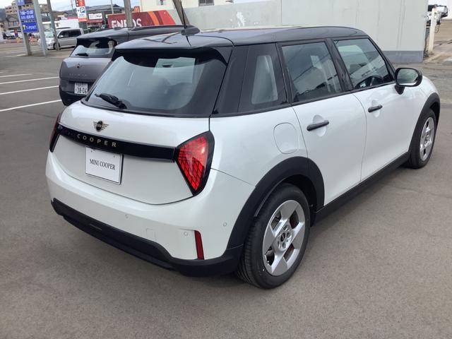 ＭＩＮＩ クーパーＣ　クラシック・トリム　弊社デモカー／フルスクリーンタッチディスプレイ／シートヒーター／ハンドルヒーター／運転支援／駐車支援／バックカメラ／コーナーセンサー／純正１６インチＡＷ／ＥＴＣ（7枚目）