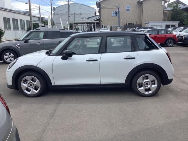 ＭＩＮＩ クーパーＣ　クラシック・トリム　弊社デモカー／フルスクリーンタッチディスプレイ／シートヒーター／ハンドルヒーター／運転支援／駐車支援／バックカメラ／コーナーセンサー／純正１６インチＡＷ／ＥＴＣ（8枚目）