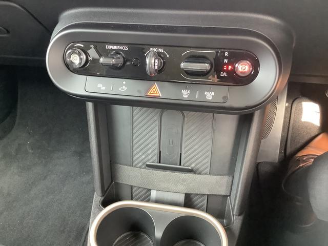 ＭＩＮＩ クーパーＣ　クラシック・トリム　弊社デモカー／フルスクリーンタッチディスプレイ／シートヒーター／ハンドルヒーター／運転支援／駐車支援／バックカメラ／コーナーセンサー／純正１６インチＡＷ／ＥＴＣ（17枚目）