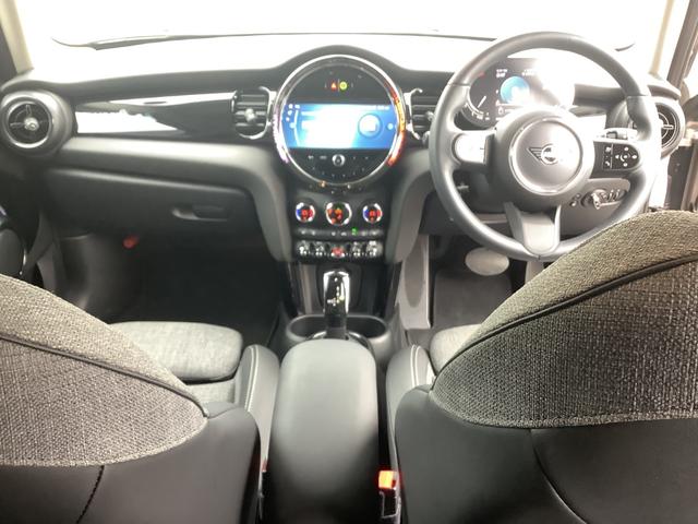 MINI クーパーD カムデン・エディション 特別仕様車カムデン/シートヒーター/追従クルコン/AppleCarplay/純正17インチAW/ピアノブラックエクステリア/バックカメラ/コーナーセンサー/LEDヘッドライト/UJテールライト(2枚目)