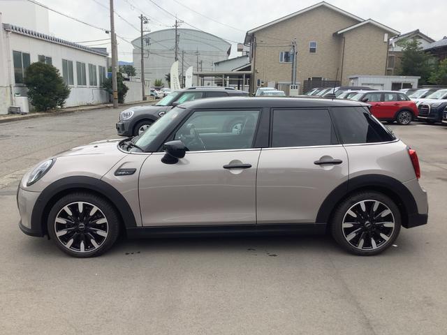 MINI クーパーD カムデン・エディション 特別仕様車カムデン/シートヒーター/追従クルコン/AppleCarplay/純正17インチAW/ピアノブラックエクステリア/バックカメラ/コーナーセンサー/LEDヘッドライト/UJテールライト(5枚目)