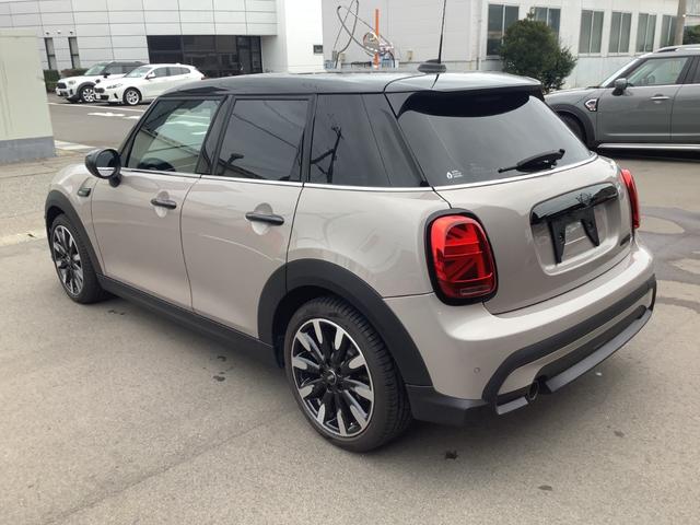 MINI クーパーD カムデン・エディション 特別仕様車カムデン/シートヒーター/追従クルコン/AppleCarplay/純正17インチAW/ピアノブラックエクステリア/バックカメラ/コーナーセンサー/LEDヘッドライト/UJテールライト(6枚目)