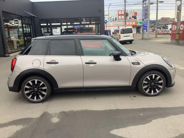 MINI クーパーD カムデン・エディション 特別仕様車カムデン/シートヒーター/追従クルコン/AppleCarplay/純正17インチAW/ピアノブラックエクステリア/バックカメラ/コーナーセンサー/LEDヘッドライト/UJテールライト(7枚目)