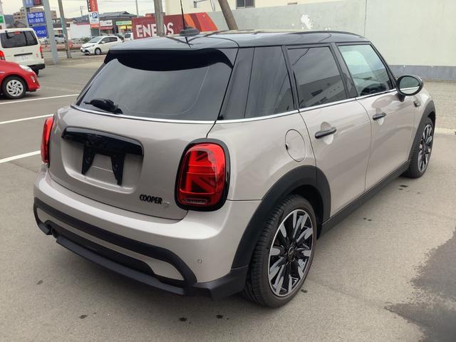 MINI クーパーD カムデン・エディション 特別仕様車カムデン/シートヒーター/追従クルコン/AppleCarplay/純正17インチAW/ピアノブラックエクステリア/バックカメラ/コーナーセンサー/LEDヘッドライト/UJテールライト(8枚目)