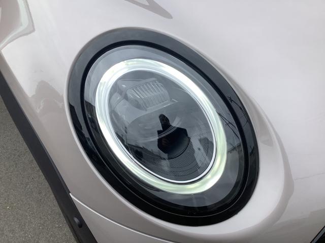 MINI クーパーD カムデン・エディション 特別仕様車カムデン/シートヒーター/追従クルコン/AppleCarplay/純正17インチAW/ピアノブラックエクステリア/バックカメラ/コーナーセンサー/LEDヘッドライト/UJテールライト(17枚目)