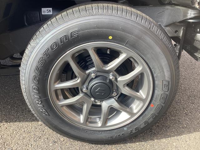 ジムニー XC XC 4WD スズキセーフティサポート クルーズコントロール AT ターボ 純正16アルミ LEDヘッドライト 革巻ハンドル オートマチックハイビーム LEDフォグライト スマートキー 背面タイヤ(20枚目)
