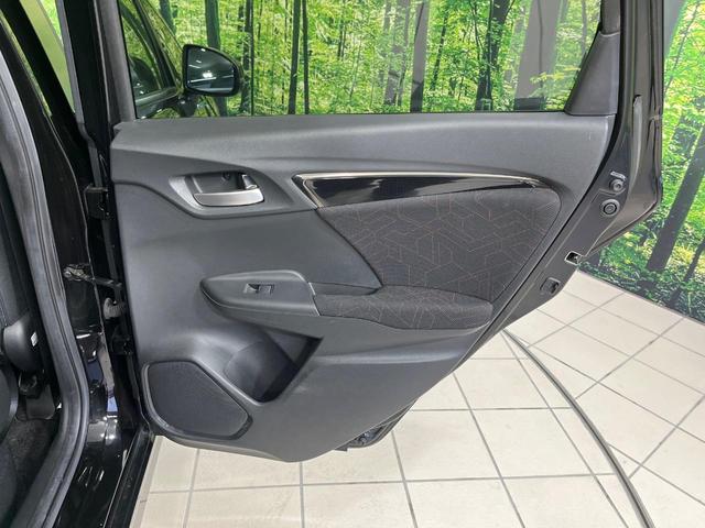 フィットハイブリッド Sパッケージ 4WD 純正ナビ バックカメラ シティブレーキサポート ETC Bluetooth フルセグ オートライト プッシュスタート 純正15インチAW クルーズコントロール 電子格納ミラー 横滑り防止装置(40枚目)