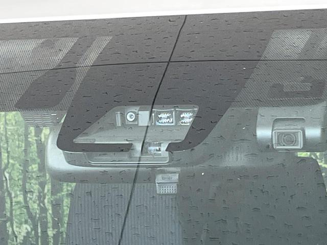 ヴォクシー ハイブリッドＸ　純正９型ナビ　後席モニター　両側パワースライドドア　バックカメラ　セーフティセンス　クルーズコントロール　ＥＴＣ　ドライブレコーダー　ＬＥＤランプ　オートライト　デュアルエアコン　スマートキー（7枚目）