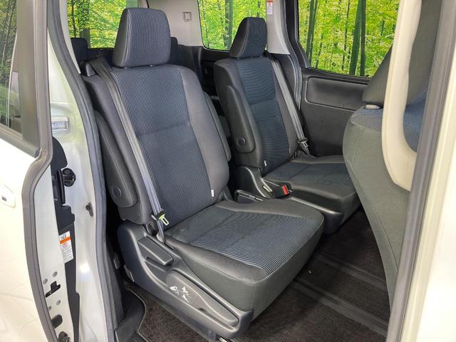 ヴォクシー ハイブリッドＸ　純正９型ナビ　後席モニター　両側パワースライドドア　バックカメラ　セーフティセンス　クルーズコントロール　ＥＴＣ　ドライブレコーダー　ＬＥＤランプ　オートライト　デュアルエアコン　スマートキー（9枚目）