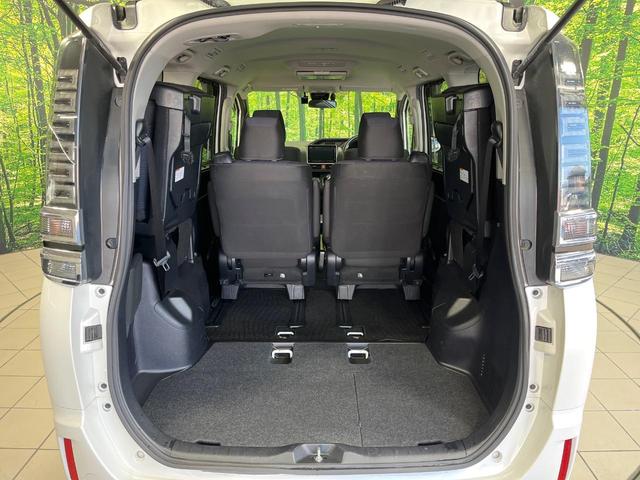 ヴォクシー ハイブリッドＸ　純正９型ナビ　後席モニター　両側パワースライドドア　バックカメラ　セーフティセンス　クルーズコントロール　ＥＴＣ　ドライブレコーダー　ＬＥＤランプ　オートライト　デュアルエアコン　スマートキー（11枚目）