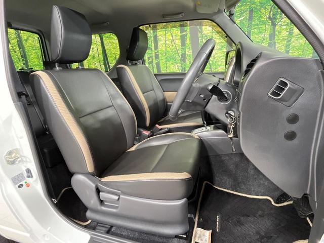 【合皮レザーシート】汚れのふき取りが容易でメンテナンスもが簡単な、機能性に優れる合成皮革を採用した上質なシートです。座り心地もよく、高級感あふれる心地良い車内空間を演出してくれます。