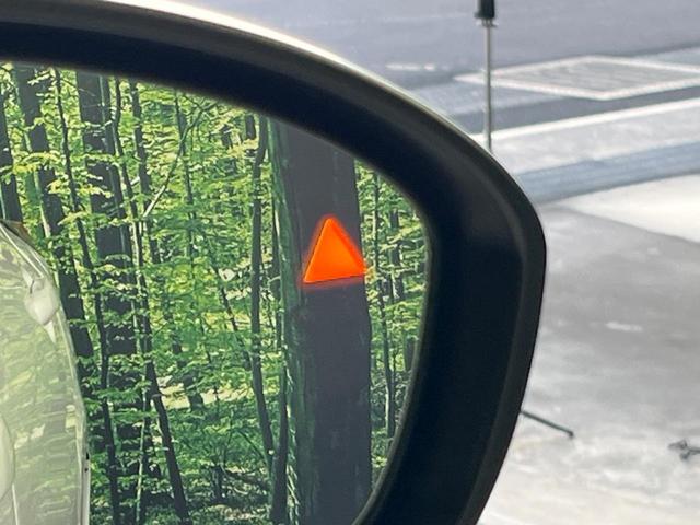 【後方車輛検知】走行中、ドアミラーの死角になりやすい箇所に後続車が接近するとサイドミラー付近に警告を表示、ドライバーに注意喚起をしてくれます。