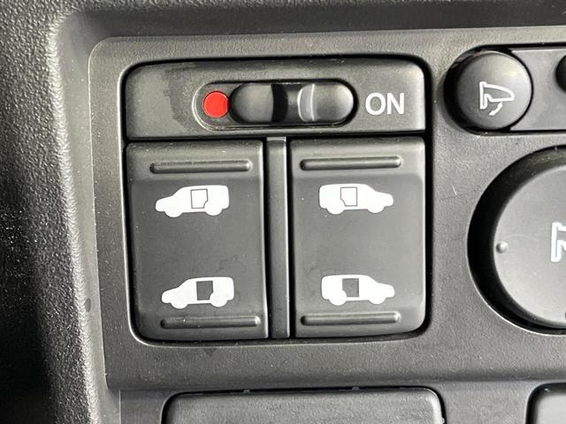 フリード Ｇ　プレミアムエディション　４ＷＤ　純正９型ナビ　後席モニター　両側パワースライドドア　バックカメラ　クルーズコントロール　ＥＴＣ　ＣＤ／ＤＶＤ／フルセグ　ＨＩＤランプ　フロントフォグ　オートライト　オートエアコン　スマートキー（5枚目）