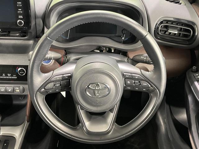 ヤリスクロス ハイブリッドＺ　４ＷＤ　純正８型ナビ　バックカメラ　セーフティセンス　レーダークルコン　ブラインドスポットモニター　パワーバックドア　ルーフレール　１００Ｖ電源　前席シートヒーター　パワーシート　ＥＴＣ　ドラレコ（12枚目）