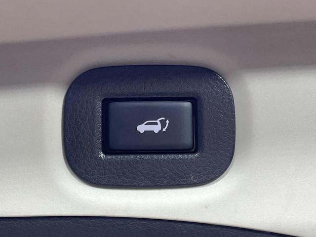 【パワーバックドア】スマートキーや運転席のボタンを押すだけでリアゲートが自動で開閉します！荷物を持っている時や、高い位置にあるバックドアを閉める際に便利な機能です♪