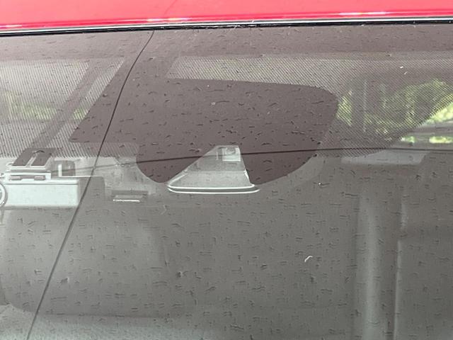 【エマージェンシーブレーキ】走行中に前方の車両等を認識し、衝突しそうな時は警報とブレーキで衝突回避と被害軽減をアシスト。より安全にドライブをお楽しみいただけます。