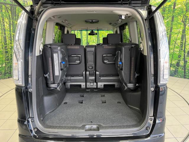 後席を格納すると、これだけの広さが！シーンに合わせたシートアレンジで、大きな荷物も積むことが出来ます♪
