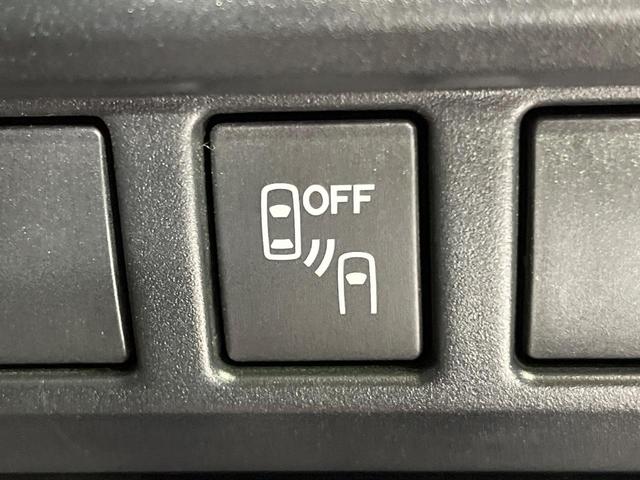 【リヤビークルディティクション】走行中、ドアミラーの死角になりやすい箇所に後続車が接近するとサイドミラー付近に警告を表示、ドライバーに注意喚起と、万一の際はハンドル操作をアシストをします。