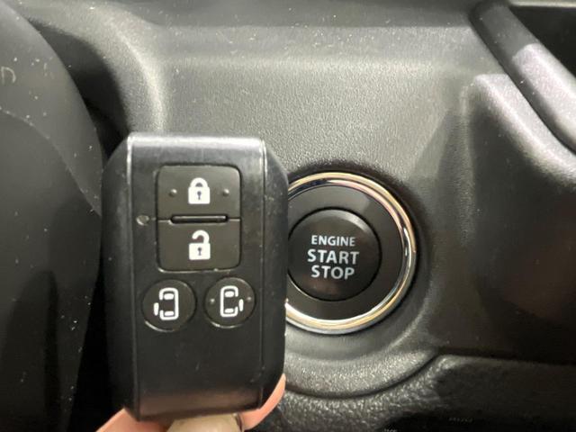 【キーレススタートシステム】カバンやポケットに入れたままでもドアの施錠・解錠が可能なスマートキーを装備。エンジンのオン・オフ時もカギを取り出す必要が無いからとっても便利です♪