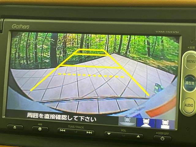 【バックカメラ】駐車時に後方がリアルタイム映像で確認できます。大型商業施設や立体駐車場での駐車時や、夜間のバック時に大活躍！運転スキルに関わらず、今や必須となった装備のひとつです！