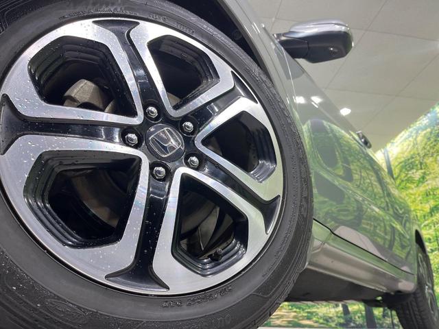 【グレード専用純正１７インチアルミホイール】デザイン性の高い純正アルミホイールを装着しております。各種社外アルミホイールや、スタッドレスタイヤも取扱いしております。是非ご相談ください♪