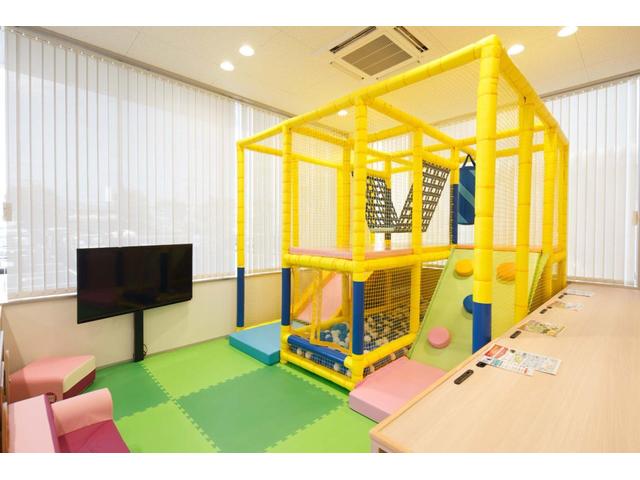 大きなキッズスペースも完備！小さなお子様連れでも、ゆっくりとお車探しをお楽しみいただけます。