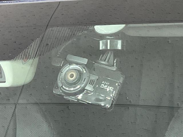 【ドライブレコーダー】安心・安全なカーライフに必須のドライブレコーダーを装備！走行中はもちろん、あおり運転や事故に遭遇した際の状況も映像で記録し、万一のリスクに備えます。