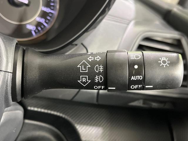 【オートライト】周りの明るさに応じて自動でヘッドライトの点灯・消灯ができる機能です！ライトの付け忘れ・消し忘れなどが無くなり、雨の日や夕方の走行も安心！トンネル通過時も便利ですね♪