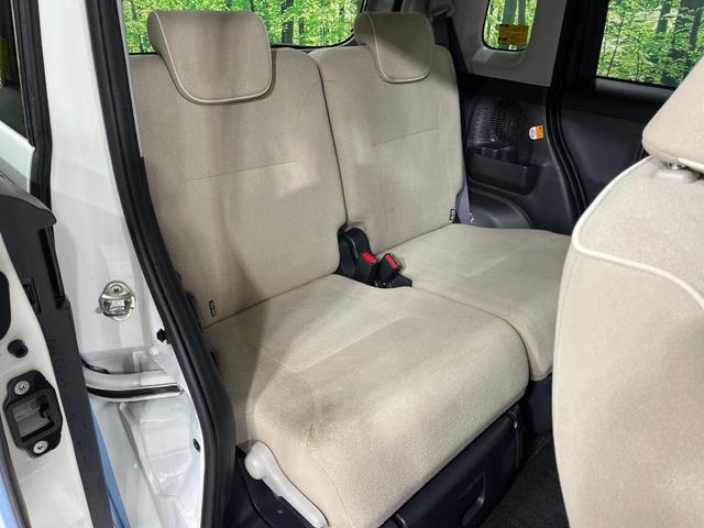 後部座席も気になるようなキズ・汚れやへたり等、大きなダメージはなく、良好な状態です。