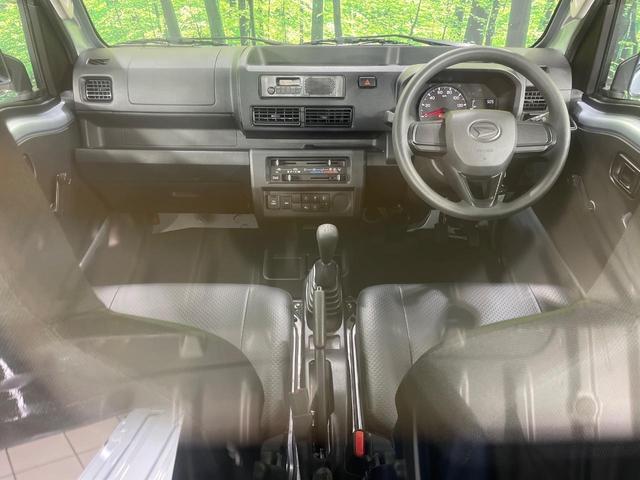 ハイゼットトラック ジャンボスタンダード 4WD 5速MT スマートアシスト コーナーセンサー オートハイビーム オートライト 車線逸脱警報 3方開荷台 大型キャビン プライバシーガラス 前席リクライニング機能付 AM/FMラジオ(2枚目)