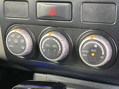 【お問合せ０７７６-６６-４９１７】【オートエアコン】車内の温度を検知し風量や温度を自動で調整。暑い…寒い…と何度もスイッチ操作をする必要はありません。快適な車内空間には必須の機能ですね♪ 6