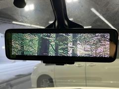 【インテリジェントルームミラー】後席の大きな荷物や同乗者で後方が確認しづらい時でも安心！カメラが撮影した車両後方の映像をルームミラー内に表示。クリアな視界で状況の確認が可能です！ 5