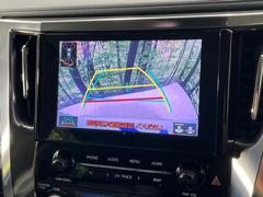 【バックカメラ】駐車時に後方がリアルタイム映像で確認できます。大型商業施設や立体駐車場での駐車時や、夜間のバック時に大活躍！運転スキルに関わらず、今や必須となった装備のひとつです！ 5